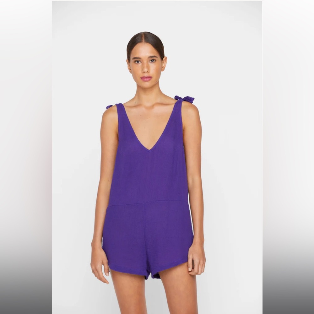 MIKOH TARAWA ROMPER -
1 / SUPERNOVA